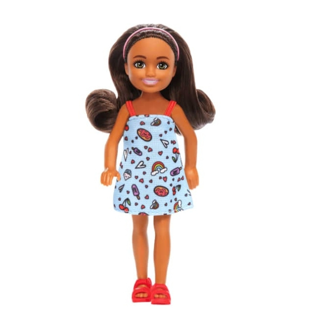 Barbie Chelsea Doll, liten dukke - blå kjole med brunt hår og grønne øyne (HXM97) i gruppen LEKER, BARN OG BABY / Leker / Dukker & tilbehør hos TP E-commerce Nordic AB (D21951)