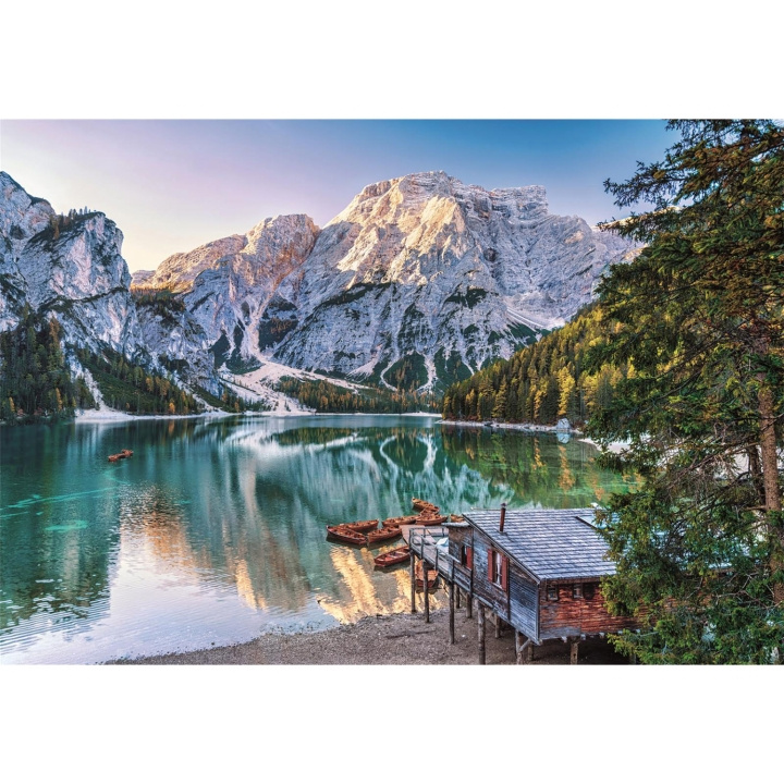 Clementoni Puslespill 1000 Pcs CB High Quality Collection Emerald Lake Braies i gruppen SPORT, FRITID & HOBBY / Hobby / Puslespill hos TP E-commerce Nordic AB (D22871)