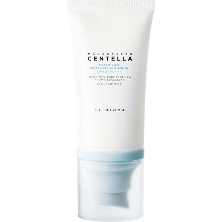 SKIN1004 Madagascar Centella Hyalu-Cica Water-Fit Sun Serum SPF50+PA++++ 50 ml i gruppen HELSE OG SKJØNNHET / Hudpleie / Soling / Solkrem hos TP E-commerce Nordic AB (D23318)