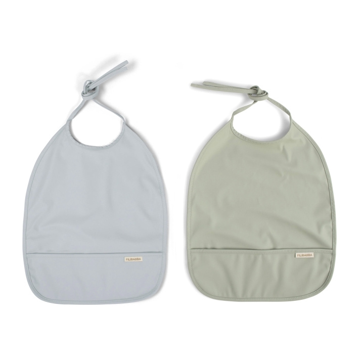 Filibabba Smekke med bånd 2-pakning - Pearl Blue + Desert Sage - 6-36 m i gruppen LEKER, BARN OG BABY / Spise & drikke / Smekker hos TP E-commerce Nordic AB (D24268)