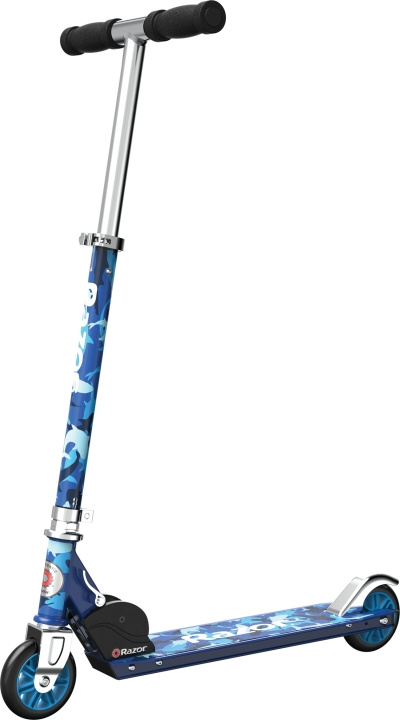 Razor A Shark Camo - Blå - (13010345) i gruppen LEKER, BARN OG BABY / Uteleker / Sykler & sparkesykler hos TP E-commerce Nordic AB (D24527)
