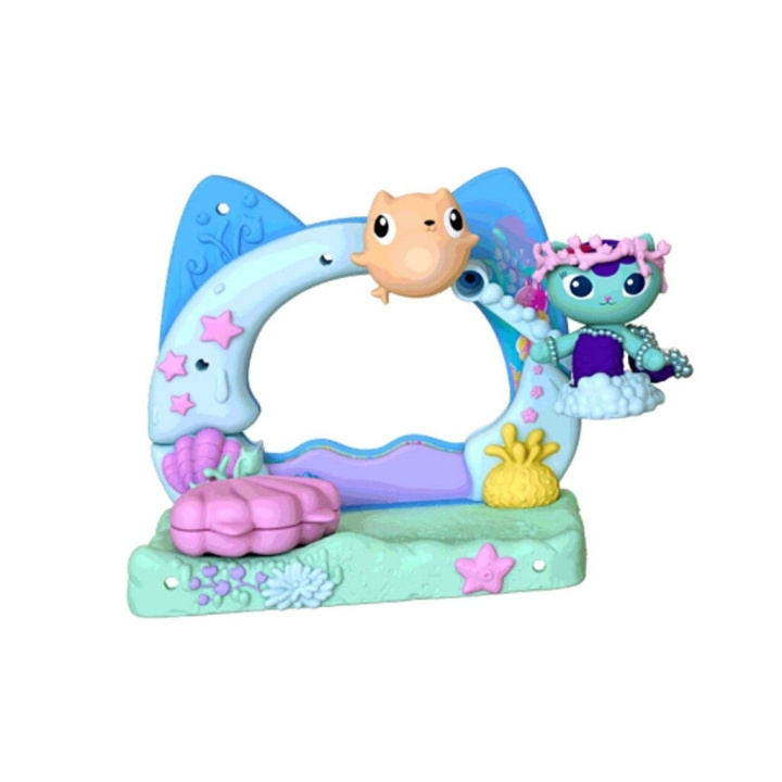 Gabby\'s Dollhouse Gabbys filmbalkong - Svinge og svømme (6074163) i gruppen LEKER, BARN OG BABY / Leker / Figurer, miniatyrer og tilbehør hos TP E-commerce Nordic AB (D27768)