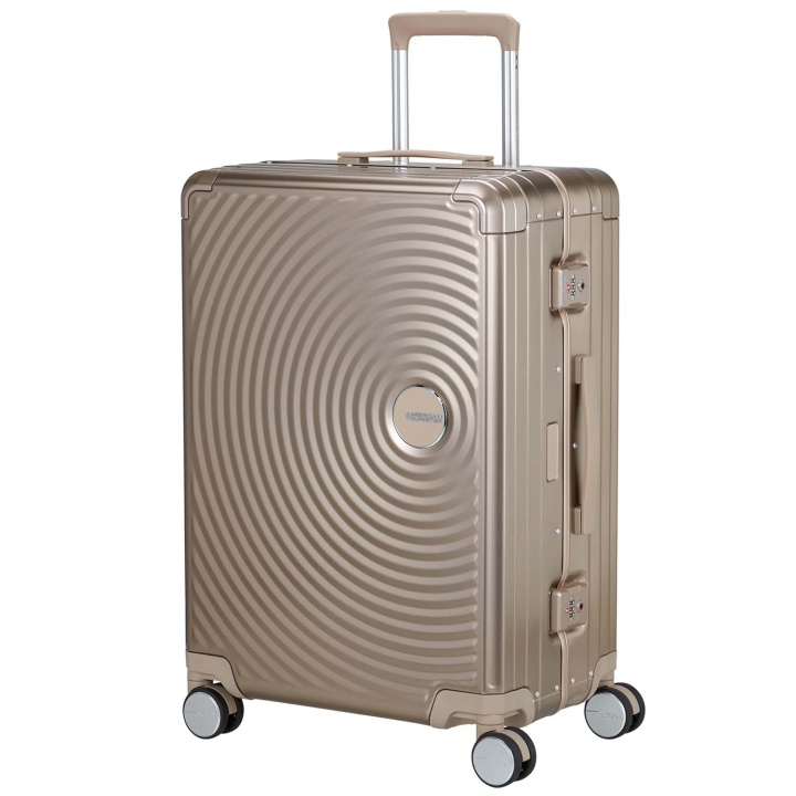 American Tourister Resväska Soundbox Aluminium 68 Medium Bronze i gruppen SPORT, FRITID & HOBBY / Reise / Kofferter hos TP E-commerce Nordic AB (D34372)