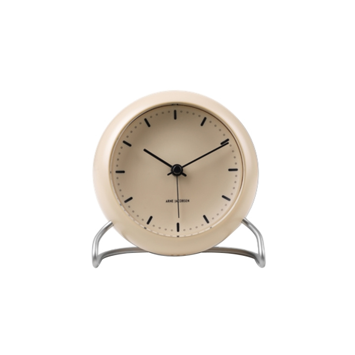 Arne Jacobsen Clocks Arne Jacobsen – City Hall bordklokke – Ø11 cm – Sand i gruppen HJEM, HUS OG HAGE / Klokker & Teller / Vekkerklokker hos TP E-commerce Nordic AB (D42624)