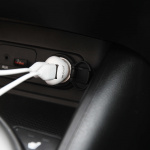 Gear Lader 12-24V 2xUSB 2,4A Hvit MicroUSB Kabel Rund 1m Gear Lader 12-24V 2xUSB 2,4A Hvit MicroUSB Kabel Rund 1m