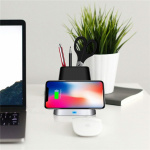 Plassbesparende pennestativ med trådløs Qi-lading