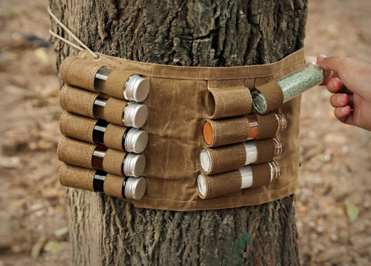 Oppbevaringspose for krydder inkl. krydderkrukker Oppbevaringspose for krydder inkl. krydderkrukker