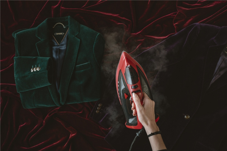 Mesko Strykejern 3000W, svart/rød