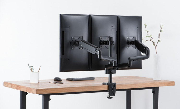 DELTACO Kontor, Tripple skrivebord, gassfjær,17 DELTACO Kontor, Tripple skrivebord, gassfjær,17