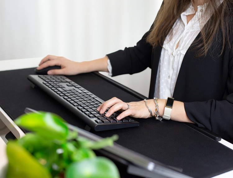 DELTACO Office, ekstra bred musematte med trådløs hurtiglader, 90x40 DELTACO Office, ekstra bred musematte med trådløs hurtiglader, 90x40