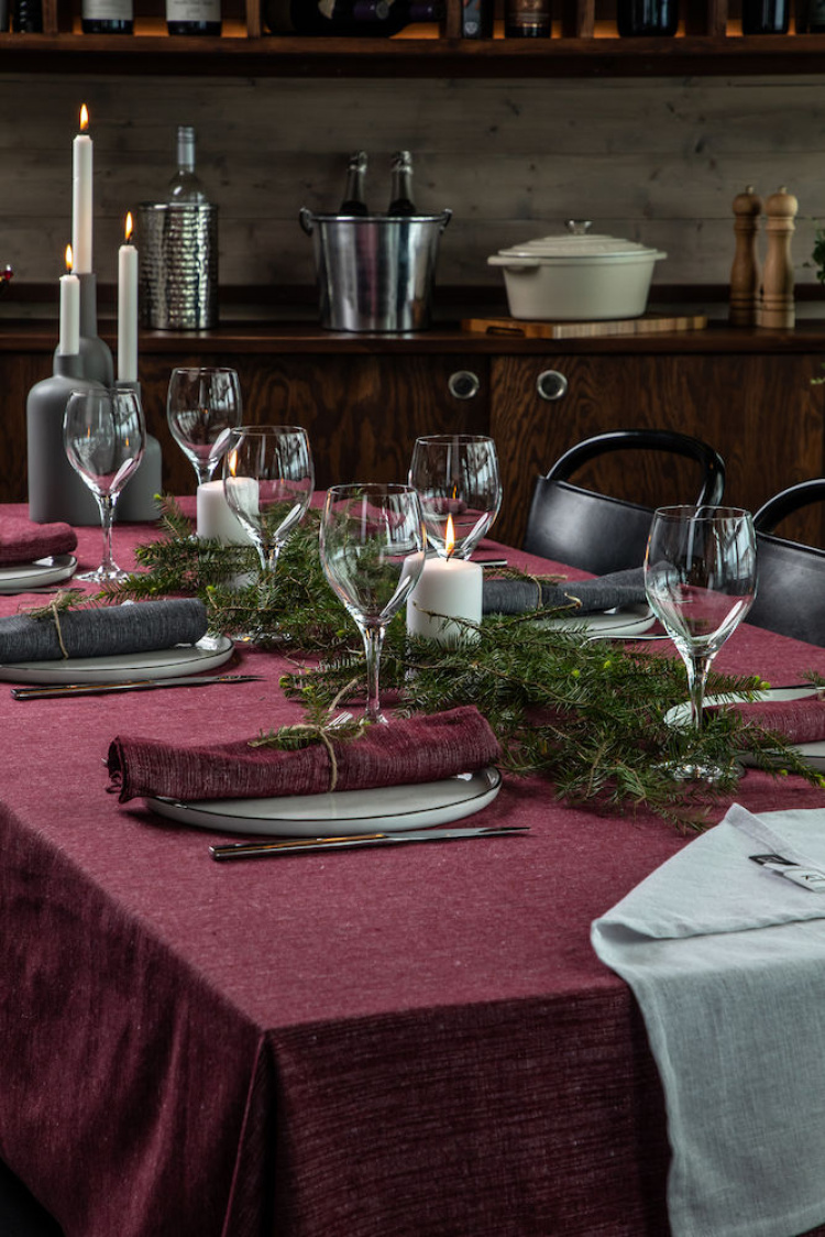 Kosta Linnewäfveri Eliza duk 150x250 cm, Burgundy Kosta Linnewäfveri Eliza duk 150x250 cm, Burgundy