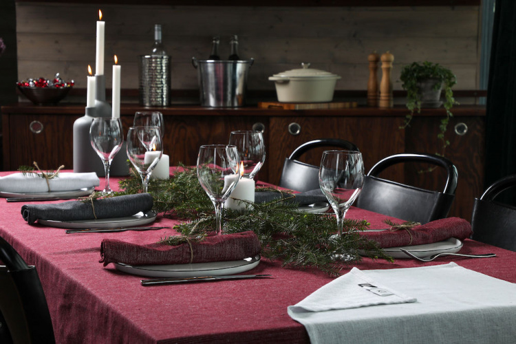 Kosta Linnewäfveri Eliza duk 150x250 cm, Burgundy Kosta Linnewäfveri Eliza duk 150x250 cm, Burgundy