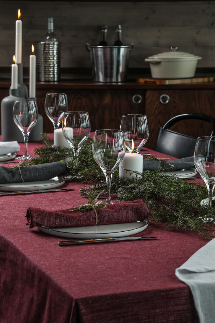 Kosta Linnewäfveri Eliza duk 150x350 cm, Burgundy