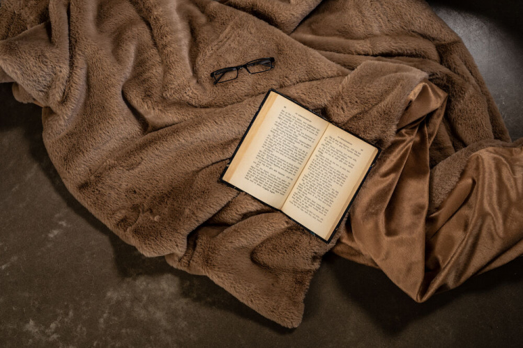 Kosta Linneväfveri Pledd i fuskepels Nordby, Nougat