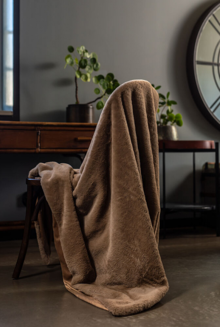 Kosta Linneväfveri Pledd i fuskepels Nordby, Nougat