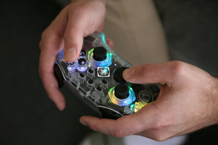 DELTACO Nintendo Switch-kontroller, gjennomsiktig, RGB, makroknapper DELTACO Nintendo Switch-kontroller, gjennomsiktig, RGB, makroknapper