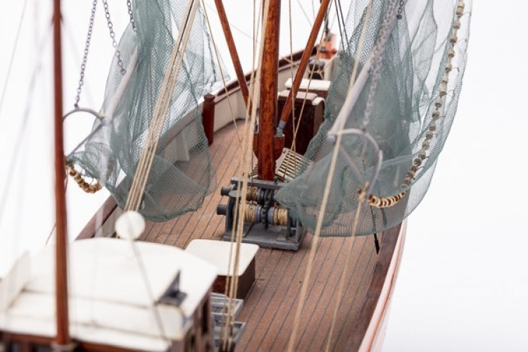 1:33 CUX 87 (Krabbenkutter) - skrog i tre 1:33 CUX 87 (Krabbenkutter) - skrog i tre