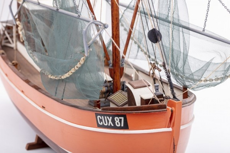 1:33 CUX 87 (Krabbenkutter) - skrog i tre 1:33 CUX 87 (Krabbenkutter) - skrog i tre