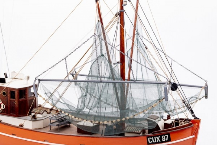 1:33 CUX 87 (Krabbenkutter) - skrog i tre 1:33 CUX 87 (Krabbenkutter) - skrog i tre