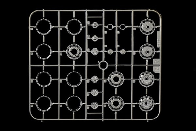 Italeri 1:24 IVECO Hi-Way 480 E5 (lavt tak)