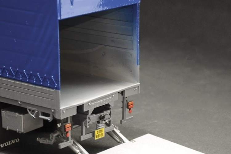 Italeri 1:24 Volvo F16 Globetrotter Canvas med heis