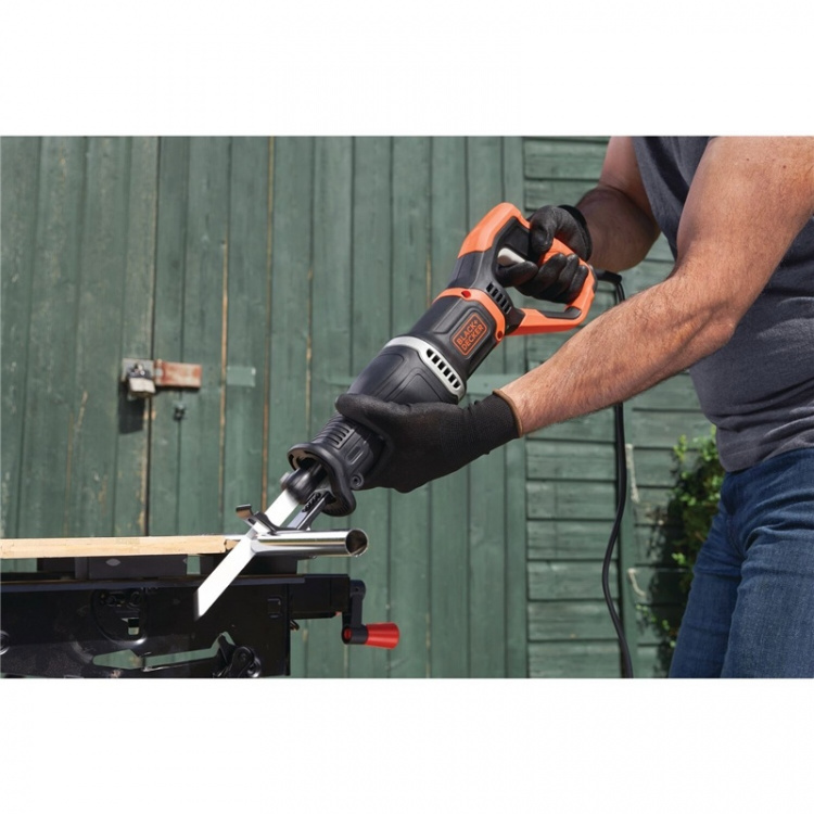 Black+Decker 750W Tiger/Sword Saw med greinholder og to sagblader