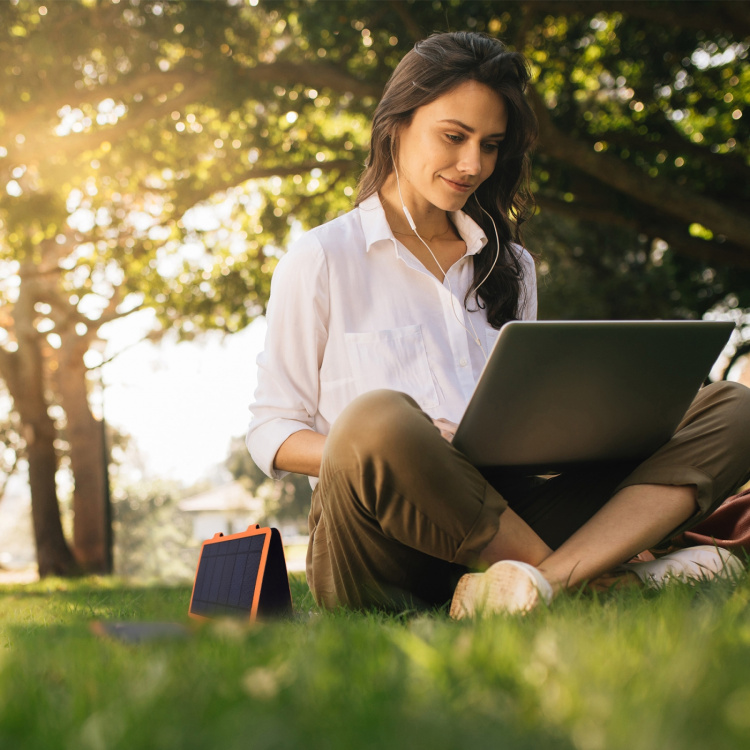 Celly Bærbar solcellelader 10W IP67