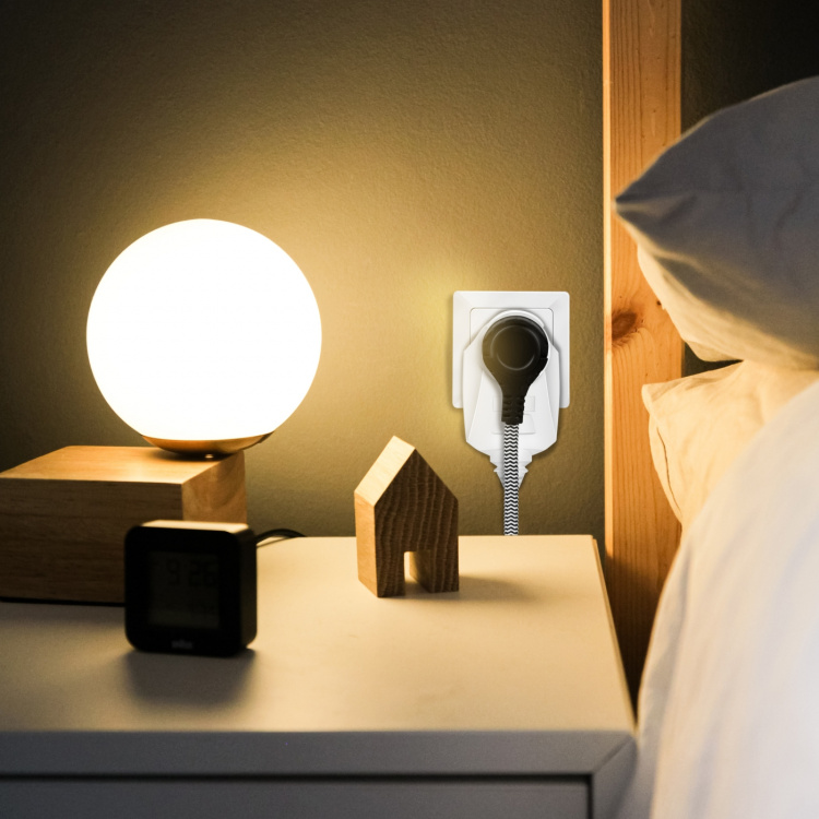 LogiLink Strømuttak 3-veis + 1 gjennomgående plugg Hvit