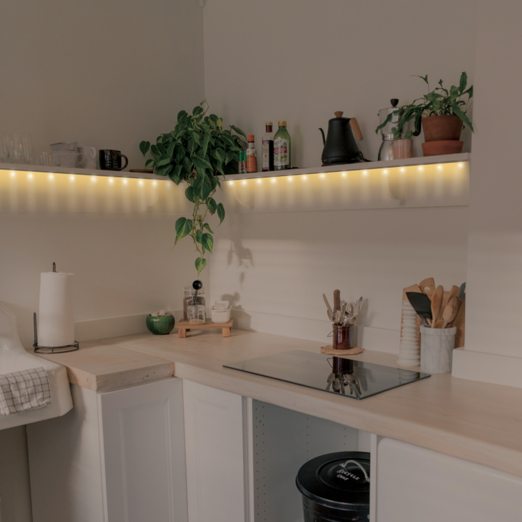 LogiLink RGB LED-stripe med fjernkontroll. 3 meter lang LogiLink RGB LED-stripe med fjernkontroll. 3 meter lang