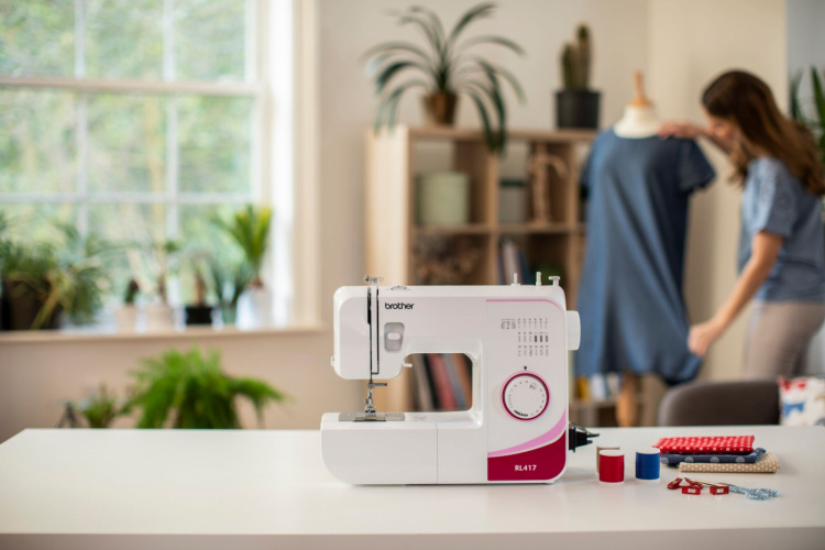 Brother RL417 Symaskin for enkle syprosjekter, inkludert overlocksømmer Brother RL417 Symaskin for enkle syprosjekter, inkludert overlocksømmer