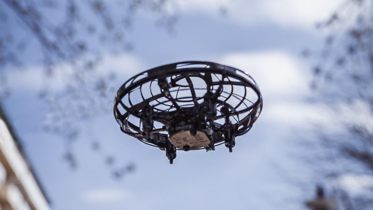 GADGETMONSTER UFO Drone, styr en UFO-drone med bare hendene GADGETMONSTER UFO Drone, styr en UFO-drone med bare hendene