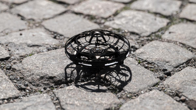 GADGETMONSTER UFO Drone, styr en UFO-drone med bare hendene GADGETMONSTER UFO Drone, styr en UFO-drone med bare hendene