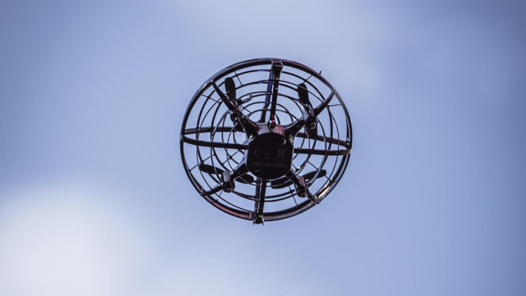 GADGETMONSTER UFO Drone, styr en UFO-drone med bare hendene GADGETMONSTER UFO Drone, styr en UFO-drone med bare hendene