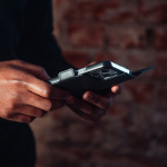 Krusell Leather Phone Wallet iPhone 13 Svart Krusell Leather Phone Wallet iPhone 13 Svart