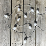 LightsOn Pine 10m lyskrans hvit glitrende kjegler