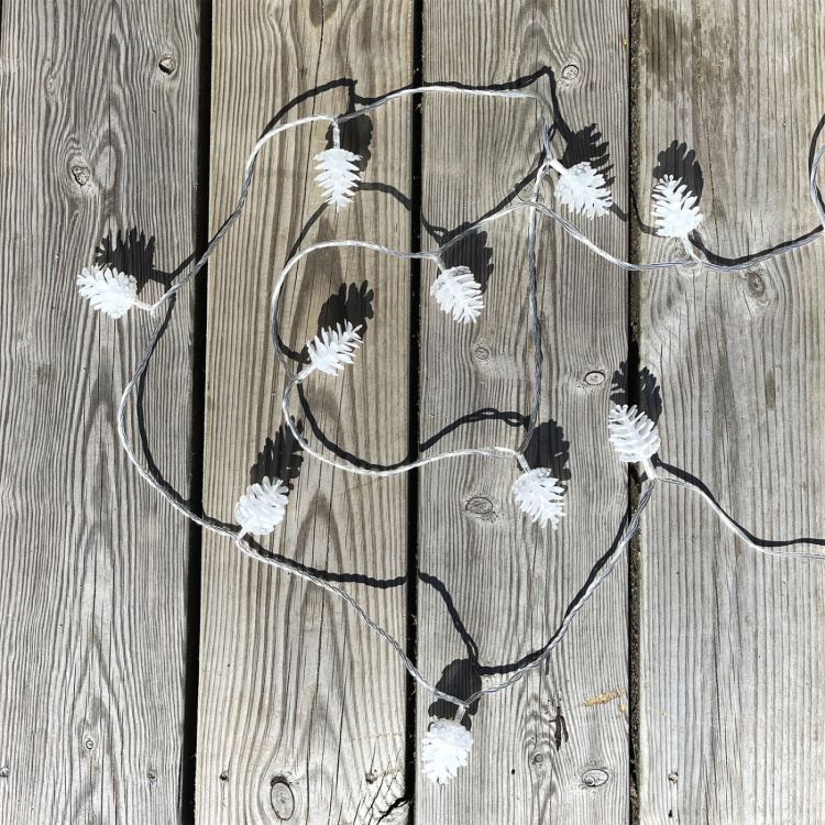 LightsOn Pine 10m lyskrans hvit glitrende kjegler