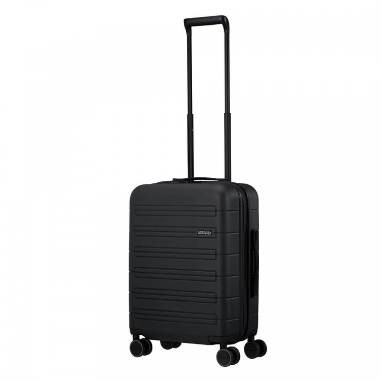 American Tourister Nova Stream Spinner 55/20 Expand Svart American Tourister Nova Stream Spinner 55/20 Expand Svart