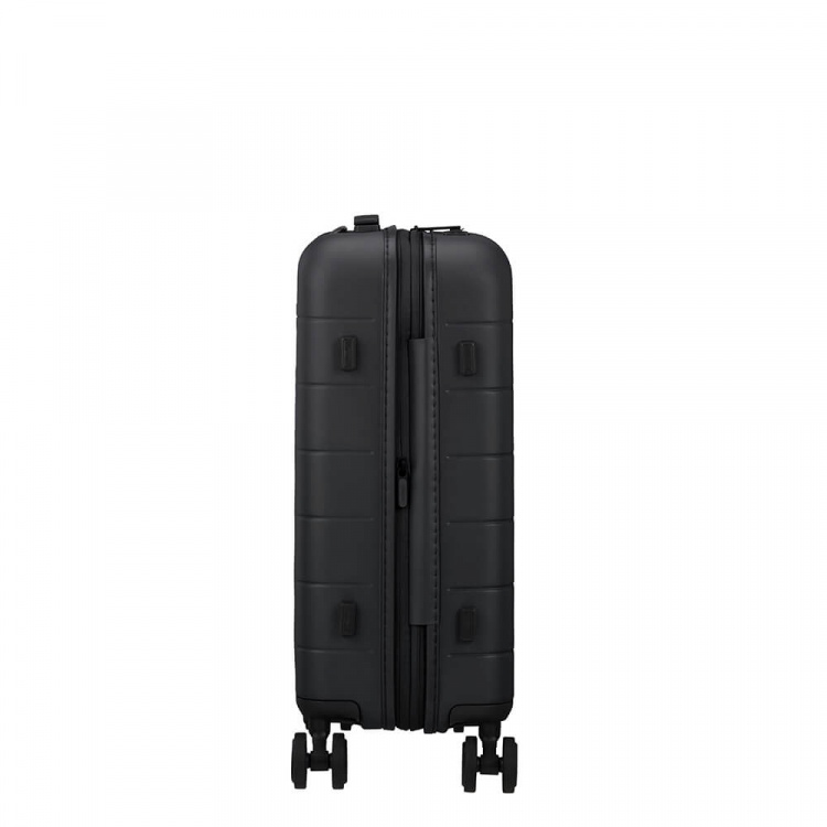 American Tourister Nova Stream Spinner 55/20 Expand Svart American Tourister Nova Stream Spinner 55/20 Expand Svart