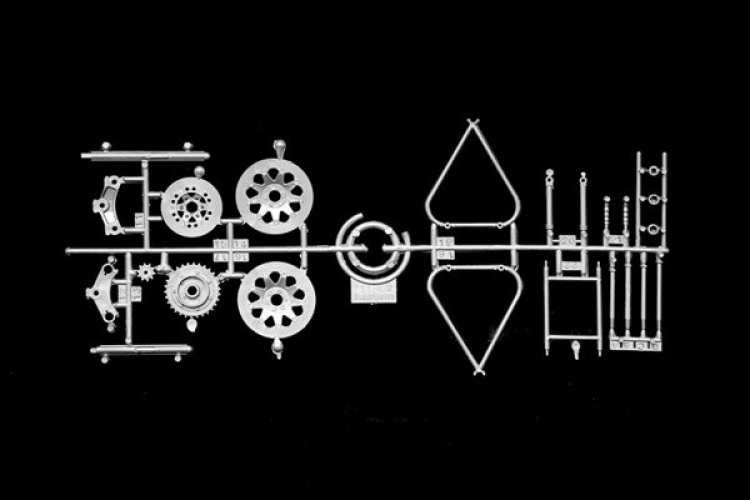 Italeri 1:9 Suzuki RG 500 XR27 1978 Team Heron Italeri 1:9 Suzuki RG 500 XR27 1978 Team Heron