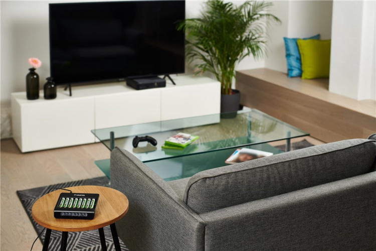 Varta LCD Multi Charger+ (type 57681) lader opptil 8 AA- eller AAA-batterier (NiMH) samtidig