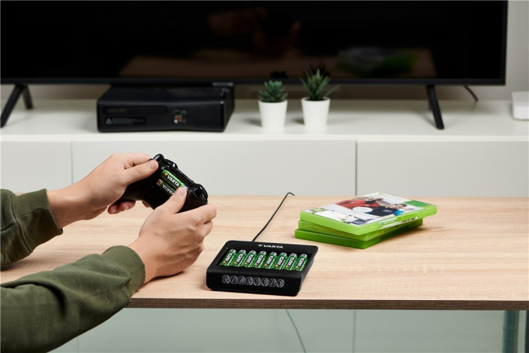 Varta LCD Multi Charger+ (type 57681) lader opptil 8 AA- eller AAA-batterier (NiMH) samtidig