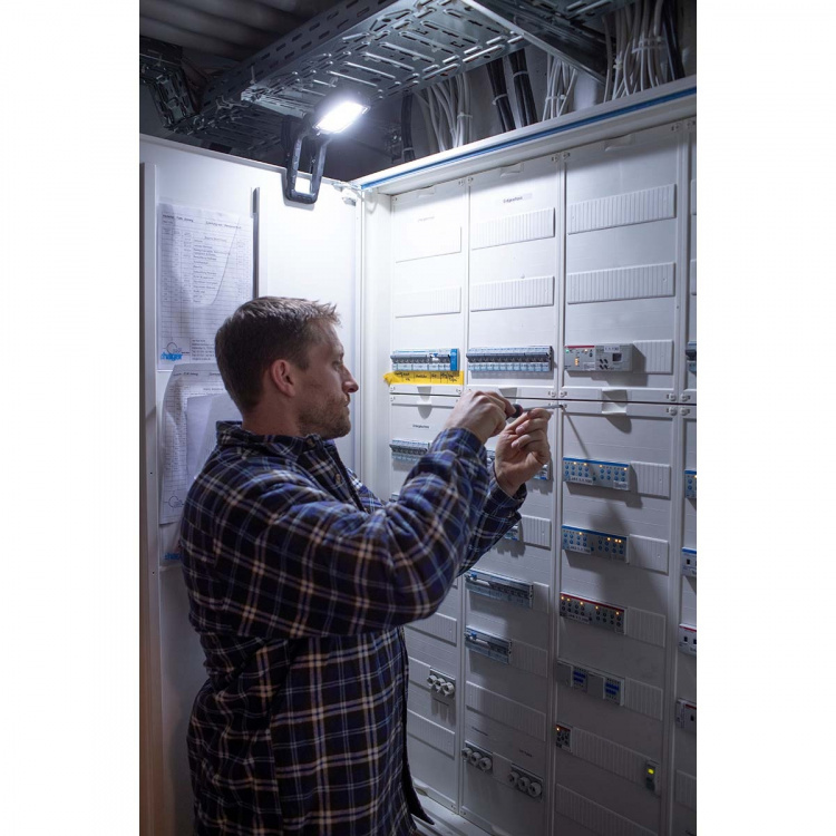 Brennenstuhl Klembar LED-arbeidslampe 1050 MA (batteri LED-arbeidslampe 10W, 950lm, IP65, 12 timers brenntid, konstruert i Tyskland)