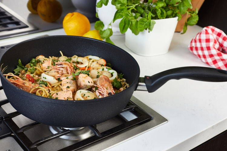 Swiss Diamond XD Classic Induksjon Stekepanne med lokk, 4,2 liter.