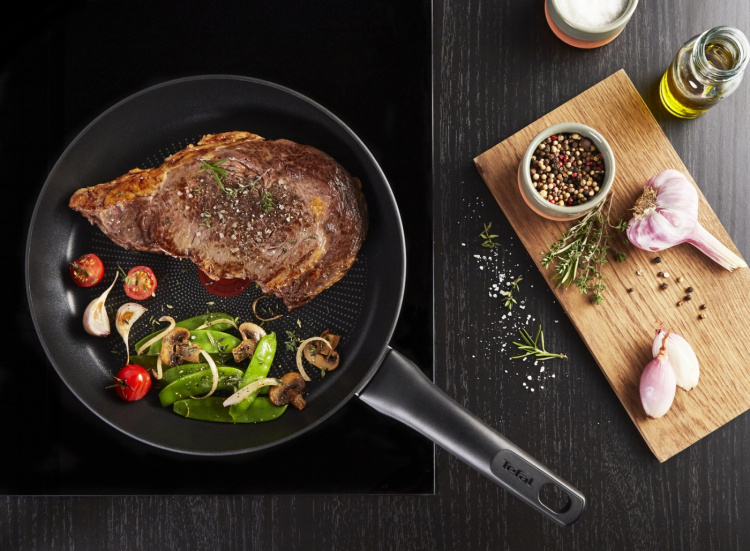 Tefal Ultimate stekepanne 24 cm, svart.