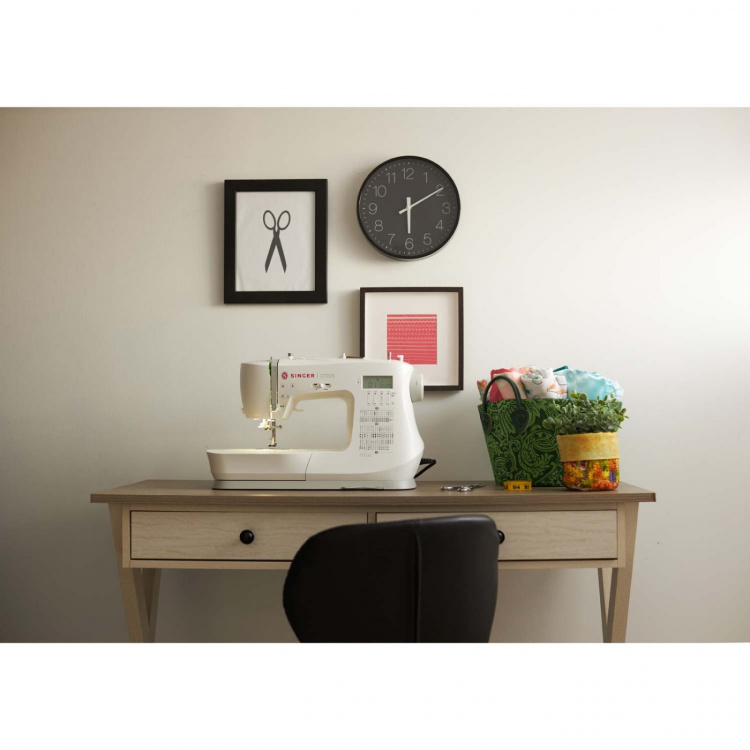 Singer Symaskin C7225 Elektronisk 97 sting inkl. forlengerbord Singer Symaskin C7225 Elektronisk 97 sting inkl. forlengerbord