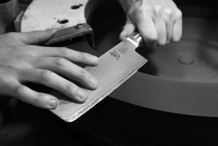 KAI Shun Classic DM0718 18 cm - Santoku-kniv med oval sliping