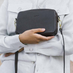 Aarni skulderrem i hjorteskinn, svart/gull