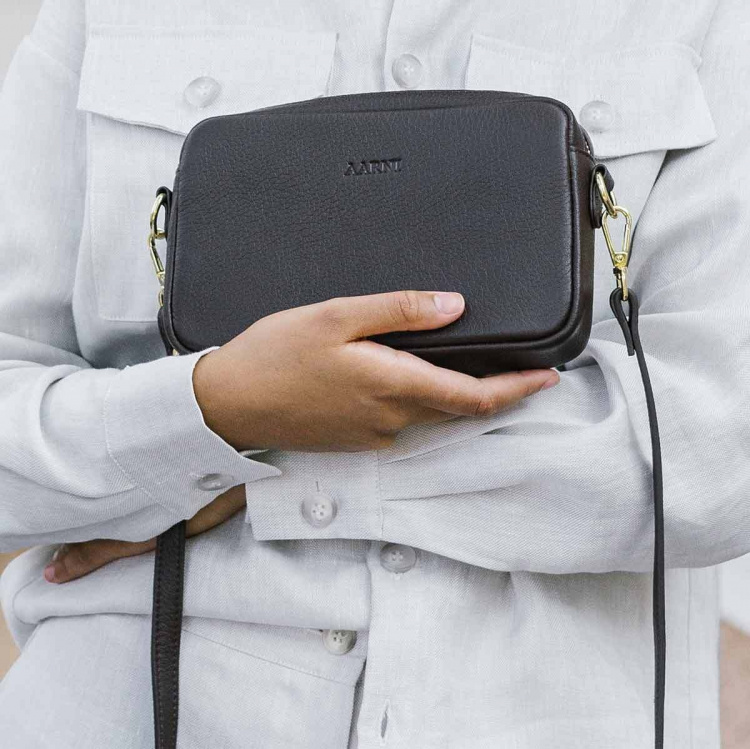 Aarni skulderrem i hjorteskinn, svart/gull