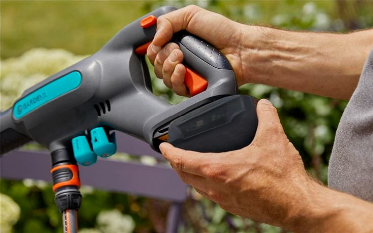 GARDENA AquaClean 24/18V P4A Premium Medium høytrykksvasker med vanntank, batteri og lader