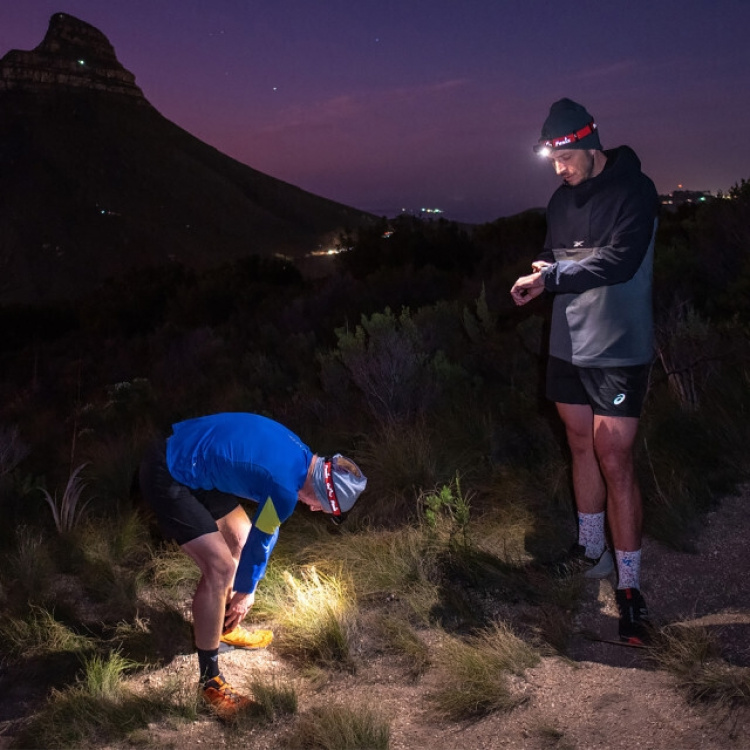 Fenix HL32R-T hodelykt, 800 lm, blå